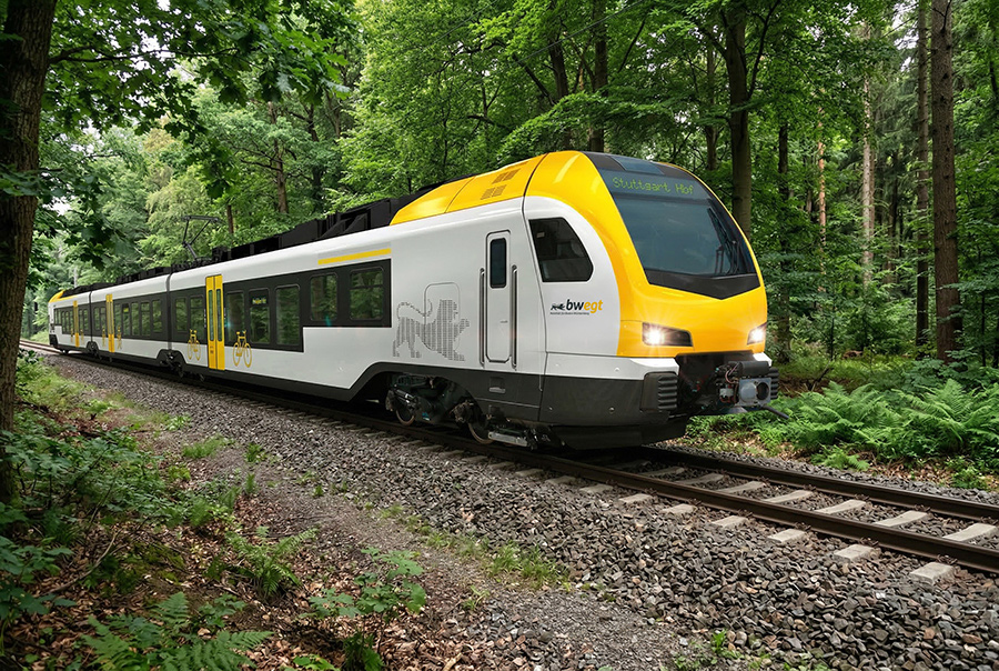 Bild es Fahrzeugs Flirt 3 Stadler Baureihe 1427 in der Landschaft