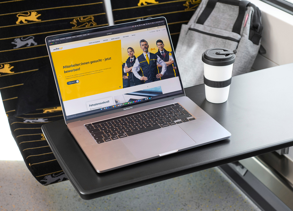 SFBW Headerbild Kontaktseite: Ansicht der SFBW-Website auf dem Display eines Laptops