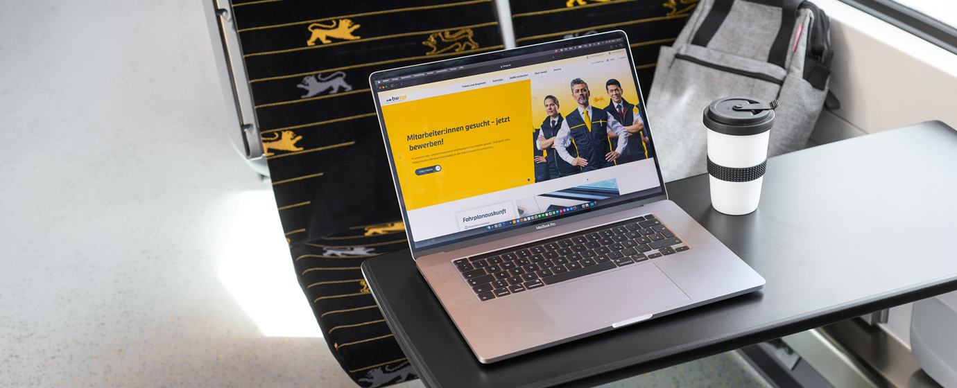 SFBW Headerbild Kontaktseite: Ansicht der SFBW-Website auf dem Display eines Laptops