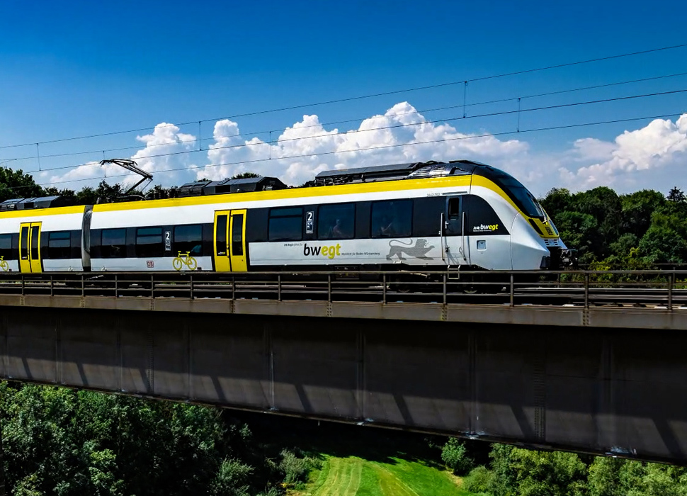 SFBW-Website: Standbild für Imagefilm auf der Startseite. Heranfahrender Zug.