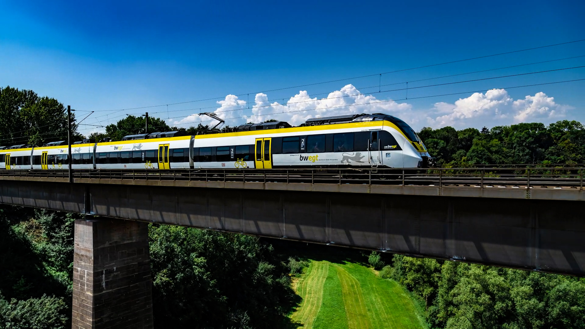 SFBW-Website: Standbild für Imagefilm auf der Startseite. Heranfahrender Zug.